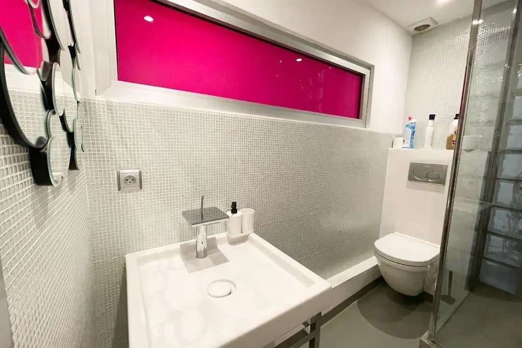 Apartment Cosy Appartement, Moderne, Fuchsia, Industriel Nice France