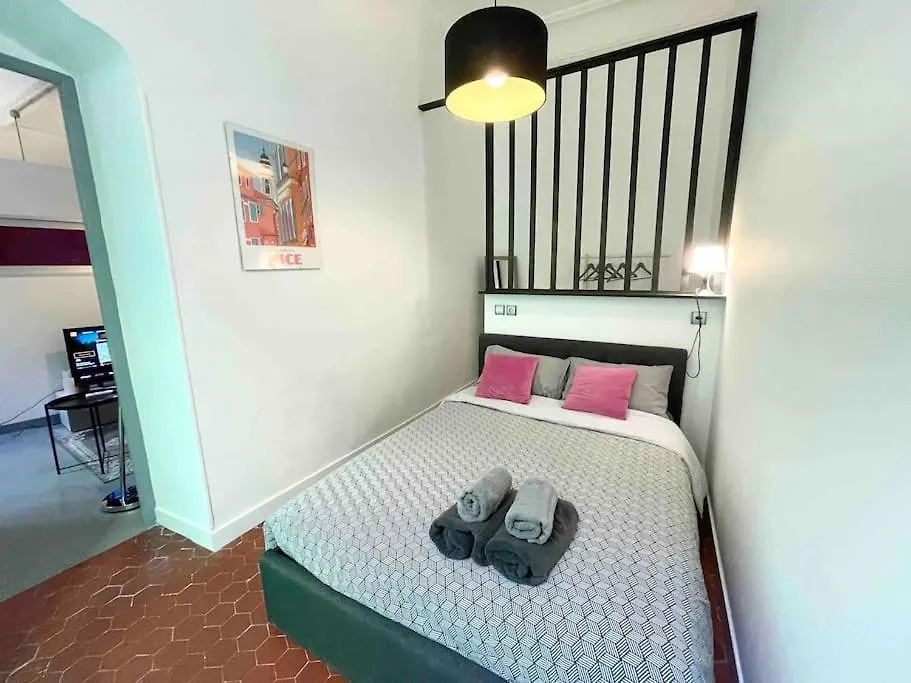 Cosy Appartement, Moderne, Fuchsia, Industriel Nice France